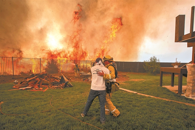 Ενα καλοκαίρι φωτιάς, καύσωνα και αγωνίας