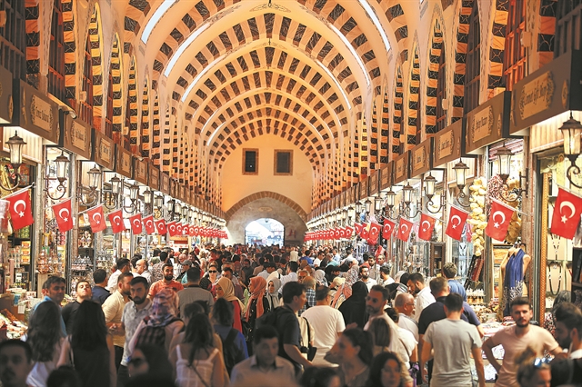 Εφιάλτης η καθημερινότητα με ακρίβεια και απολύσεις