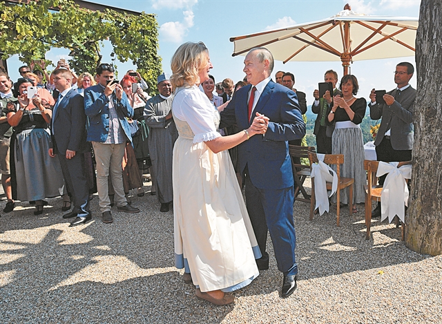 Βαλς και κοζάκοι στην Αυστρία, «παγωμάρα» στη Γερμανία