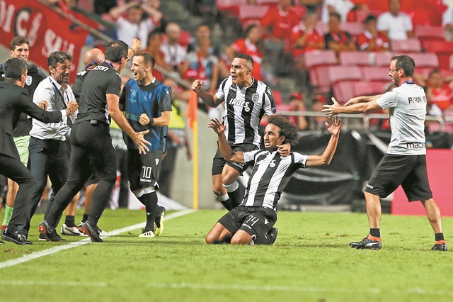 Ορθιος στη Λισαβόνα