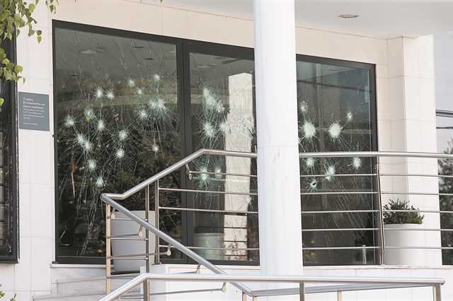 Επίθεση με βαριοπούλες σε εταιρεία