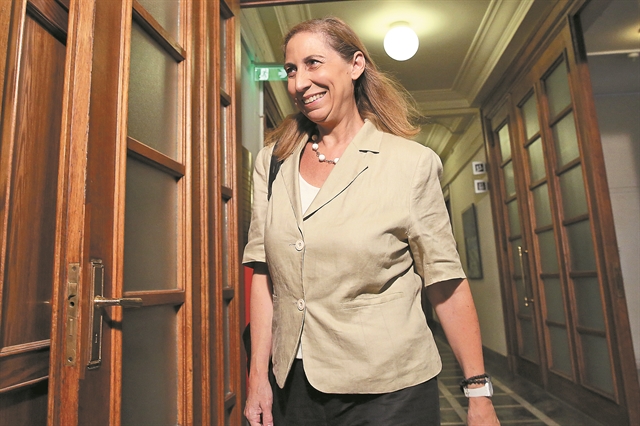 Στρώνουν τον δρόμο για 15.500 προσλήψεις