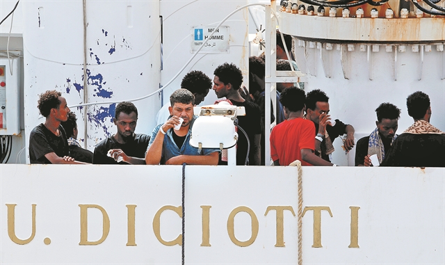 Διχάζουν την κυβέρνηση οι πρόσφυγες