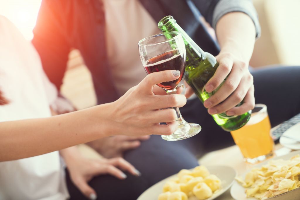Το αλκοόλ το καλοκαίρι προκαλεί αφυδάτωση σε δυο από τους τρεις