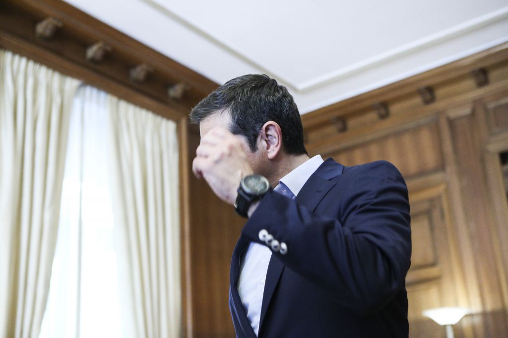 Φωτιά στο Μαξίμου: Τσακωμοί, φήμες και επικοινωνιακά παιχνίδια πάνω από τις στάχτες