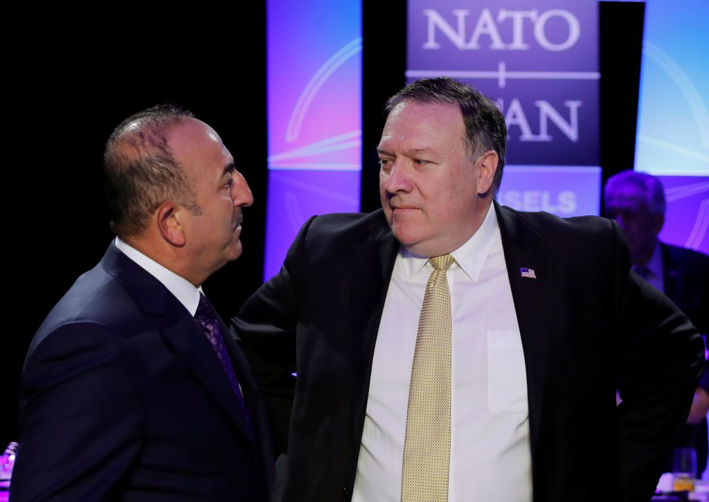 Πομπέο – Τσαβούσογλου συναντώνται στη σκιά της κρίσης ΗΠΑ – Τουρκίας