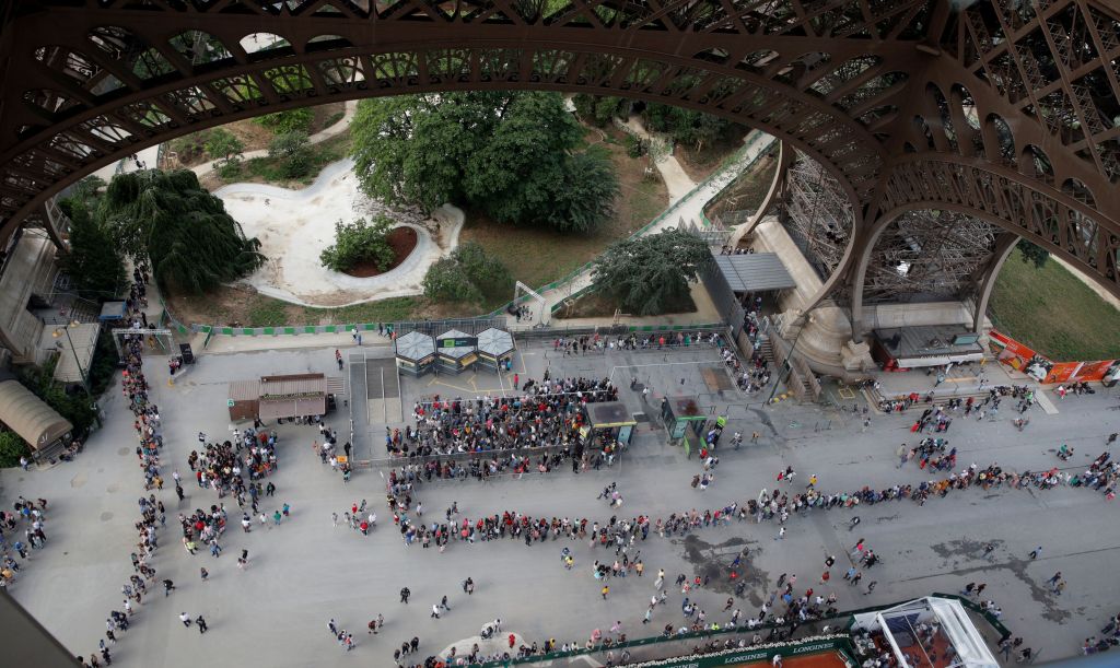 Απομακρύνθηκαν πάνω από 3.000 επιβάτες από το μετρό του Παρισιού