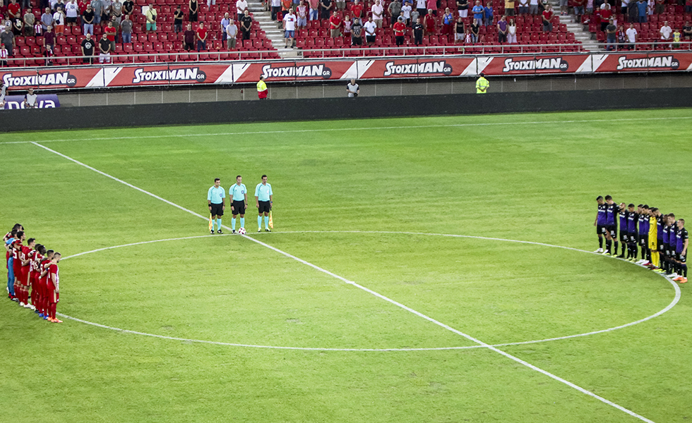 Ολυμπιακός : Συγκίνηση στο «Καραϊσκάκης» για το «συγγνώμη» στα θύματα της τραγωδίας