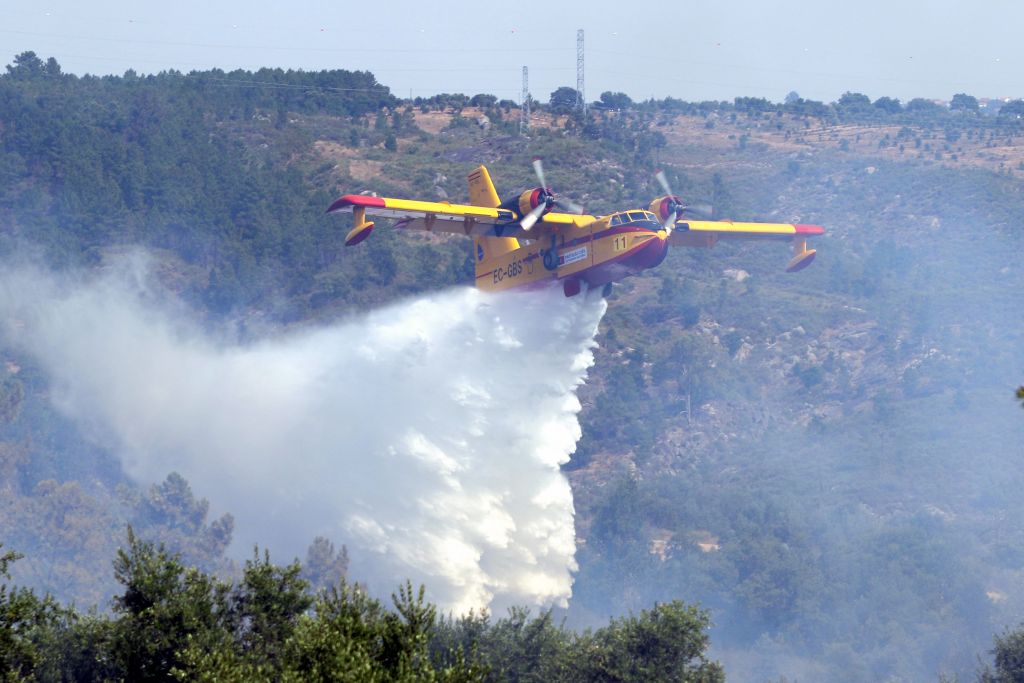 Πορτογαλία : 400 πυροσβέστες στη μάχη κατάσβεσης πυρκαγιάς