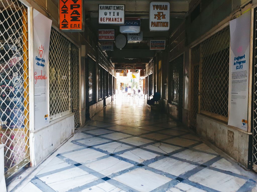 Κίνητρα για επαναλειτουργία καταστημάτων στη Στοά Εμπόρων