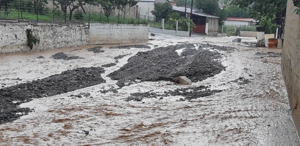 Λαμία: Πυροσβέστες απεγκλώβισαν ζευγάρι σε όχημα που παρέσυρε χείμαρρος