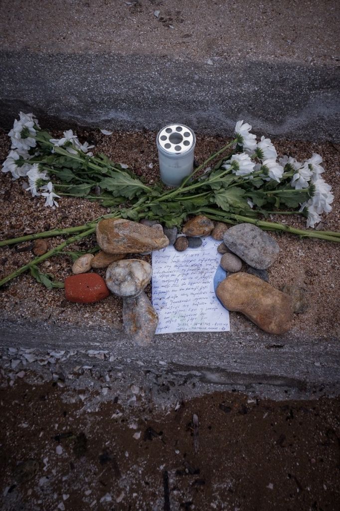 Σπαραχτικές περιγραφές: Προσπάθησε να θηλάσει τον «μπέμπη της» μέσα στη θάλασσα (βίντεο)