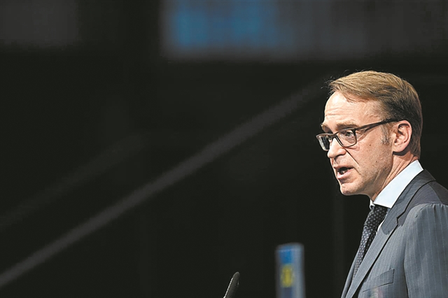 Κοπτοραπτική παροχών με ζύγι τις συντάξεις