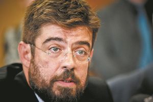 Ο Καλογήρου ξηλώνει τη διάταξη Κοντονή για την τριχοτόμηση του Πρωτοδικείου