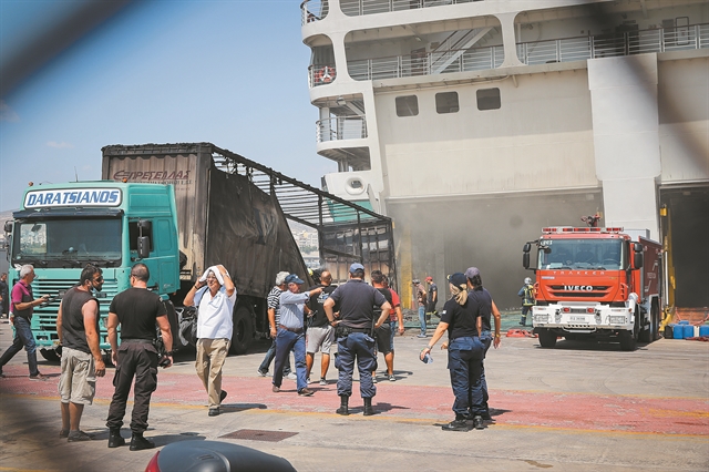 Μάχη με τις φλόγες στο γκαράζ του πλοίου