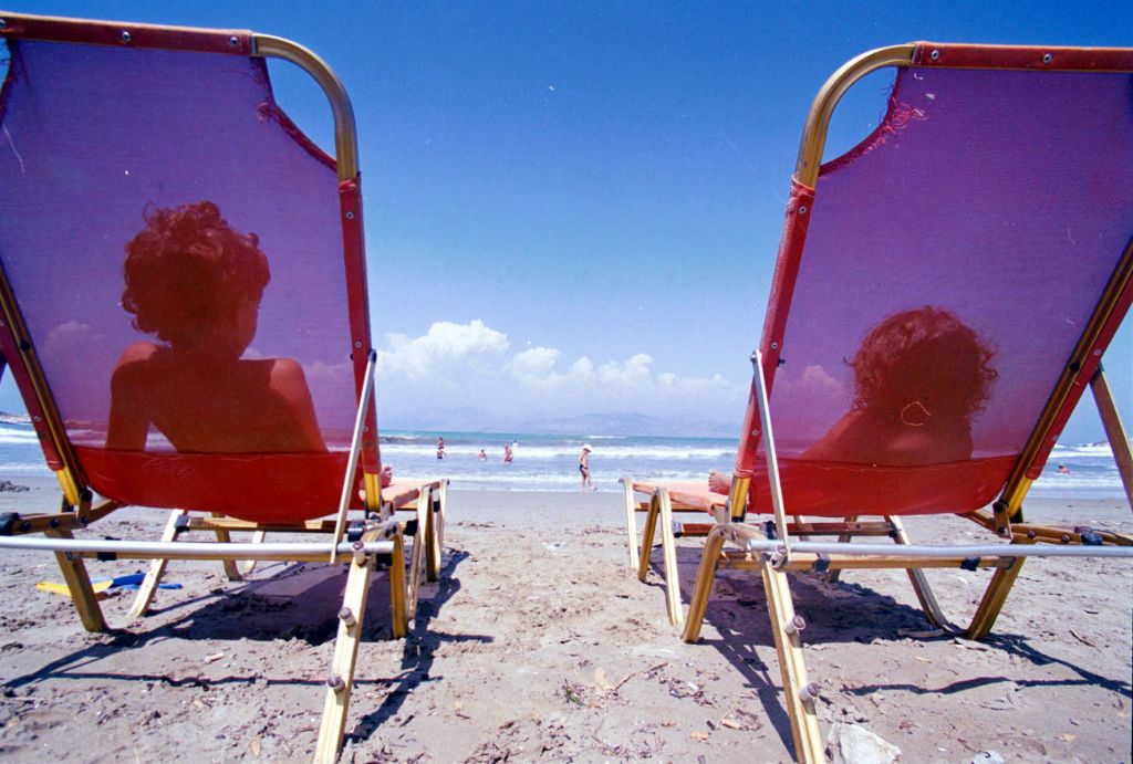 «Ξηλώνουν» ξαπλώστρες και ομπρέλες και στη Φθιώτιδα