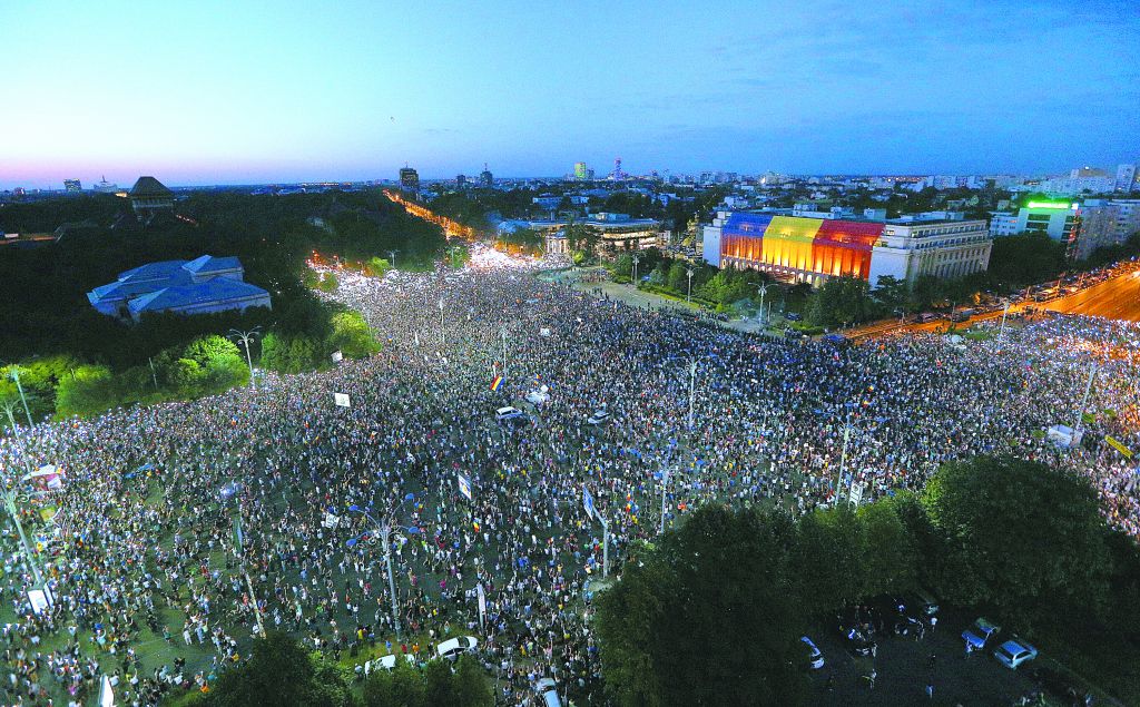 «Παραίτηση! Παραίτηση!» ζητούν κάθε βράδυ από την κυβέρνηση