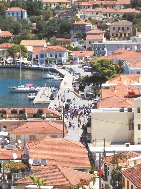 Το παρασκήνιο μιας καλά σκηνοθετημένης παράστασης