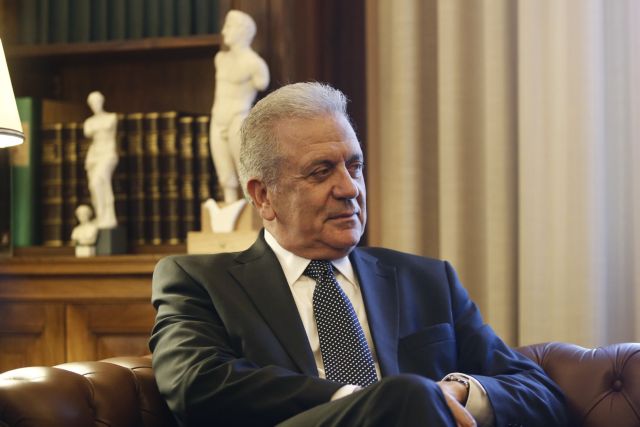 Αβραμόπουλος: Οι επιθέσεις εναντίον της ΕΕ είναι σαν «να πυροβολούμε τα πόδια μας»