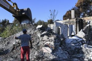 Μάτι : Οι πρώτες κατεδαφίσεις των «κόκκινων» κτιρίων