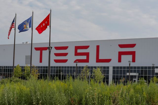 Παρέμβαση των Αρχών για την έξοδο της Tesla από το χρηματιστήριο