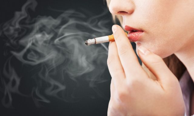 ΕΑΕ: Να απαγορευτεί το κάπνισμα σε κοινόχρηστους ανοιχτούς χώρους
