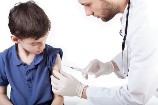 Αναβολή των κυρώσεων σε βάρος όσων δεν εμβολιάζουν τα παιδιά τους