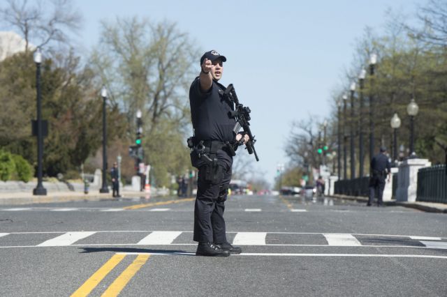 Αξιωματικός χρησιμοποίησε όπλο Taser εναντίον 87χρονης που μάζευε χόρτα (βίντεο)