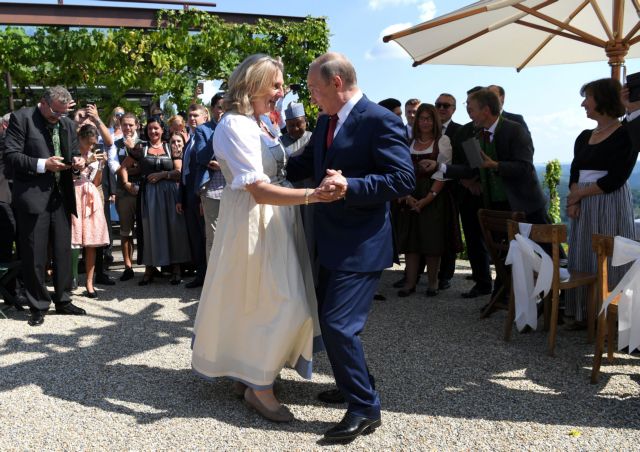Οι χορευτικές ικανότητες του Πούτιν στο γάμο της Αυστριακής ΥΠΕΞ