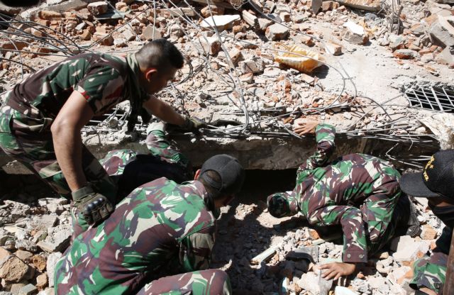 Σκάβουν με τα χέρια για να βρουν επιζώντες