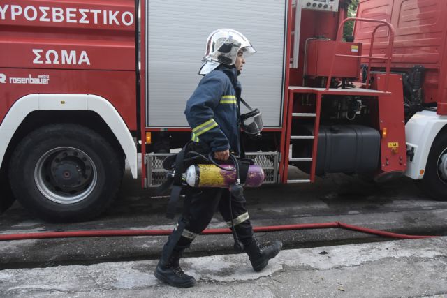 Πυρκαγιά ξέσπασε σε εγκαταλελειμμένο κτίριο στην Αθήνα