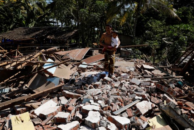 Ινδονησία: Μακραίνει η λίστα των νεκρών από το σεισμό – Φτάνει τους 319