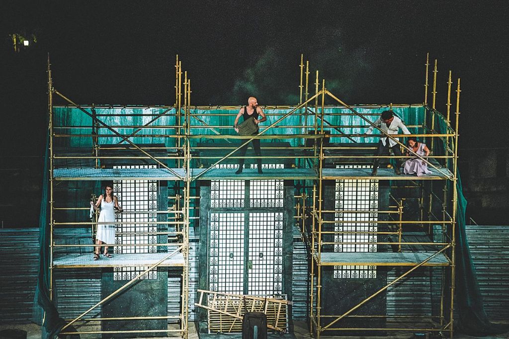 Η Ηλέκτρα με μολότοφ έξω από το Μαξίμου