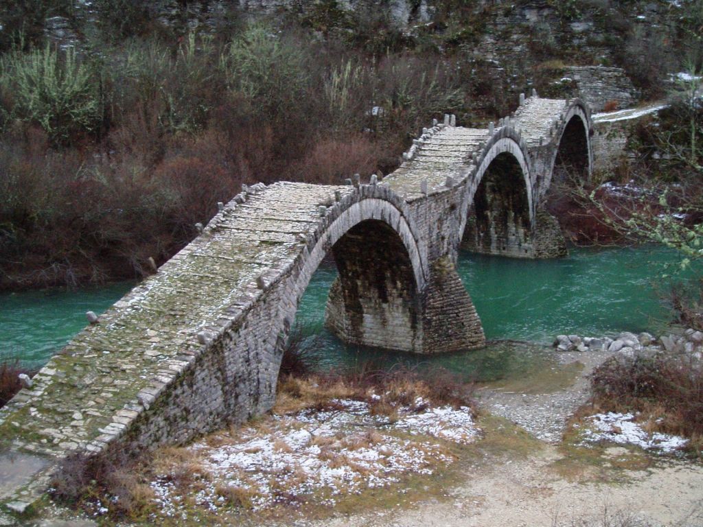 Εργασίες αποκατάστασης σε πέτρινο γεφύρι στον Βίκο