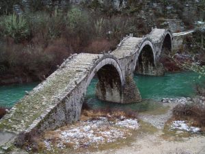 Εργασίες αποκατάστασης σε πέτρινο γεφύρι στον Βίκο