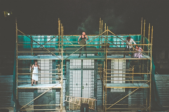 Η Ηλέκτρα με μολότοφ έξω από το Μαξίμου