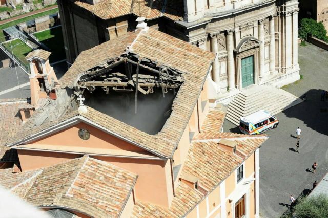Κατάρρευση οροφής ιστορικής εκκλησίας στη Ρώμη