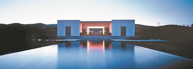 Από τη Σιθωνία ώς το θεματικό πάρκο  της Γκάνας