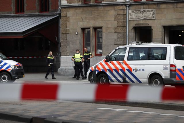 Επίθεση με μαχαίρι στον σιδηροδρομικό σταθμό του Aμστερνταμ | tanea.gr