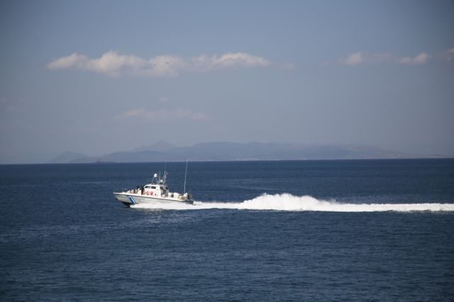 Με λάντζες και πλωτά του Λιμενικού μεταφέρονται οι επιβάτες του «Andros Jet»