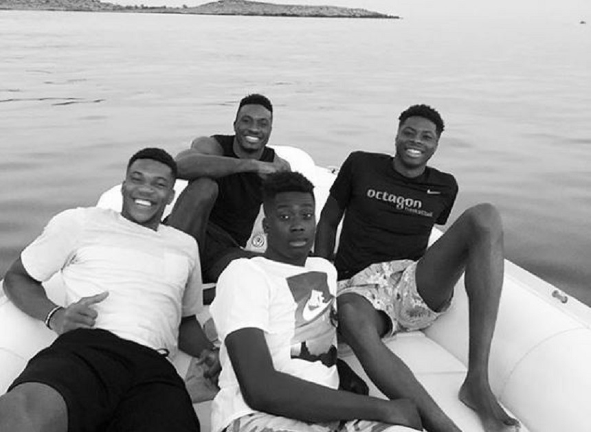 Οι Αντετοκούνμπο ποζάρουν