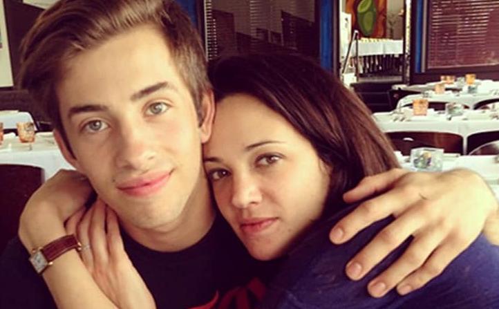 Οι γυμνές φωτογραφίες που «καίνε» την Αρτζέντο με τον 17χρονο στο κρεββάτι