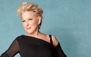 Η Μπέτι Μίντλερ προκαλεί τον Τραμπ να παραιτηθεί