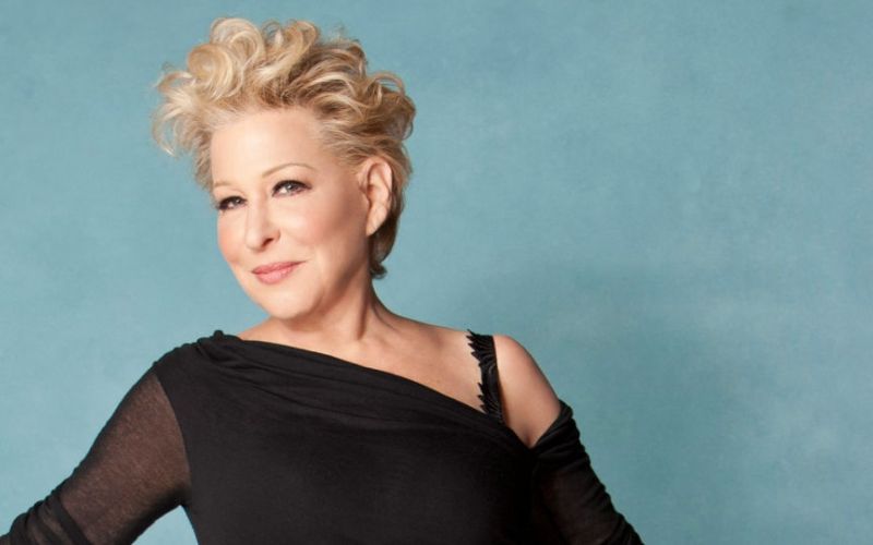 Η Μπέτι Μίντλερ προκαλεί τον Τραμπ να παραιτηθεί