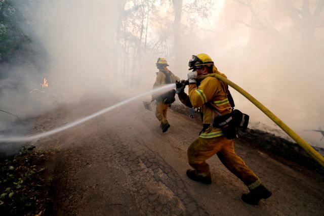 Οι πυρκαγιές συνεχίζουν να «καταβροχθίζουν» την Καλιφόρνια