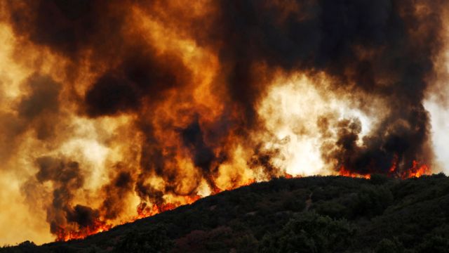 Μαίνεται η μεγαλύτερη πυρκαγιά στην ιστορία της Καλιφόρνια