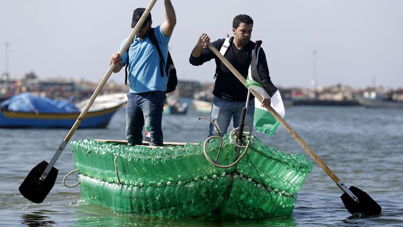 Εφτιαξε βάρκα με πλαστικά μπουκάλια κι έσωσε τη ζωή του