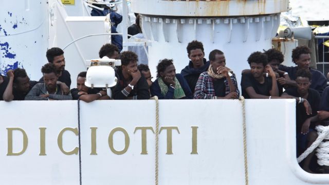 Αποβιβάστηκαν 16 από τους 150 μετανάστες από το Diciotti για λόγους υγείας