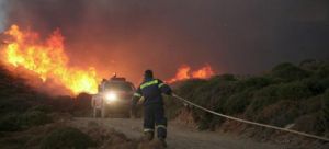 «Κόκκινος» συναγερμός για πυρκαγιές σε 8 Περιφέρειες