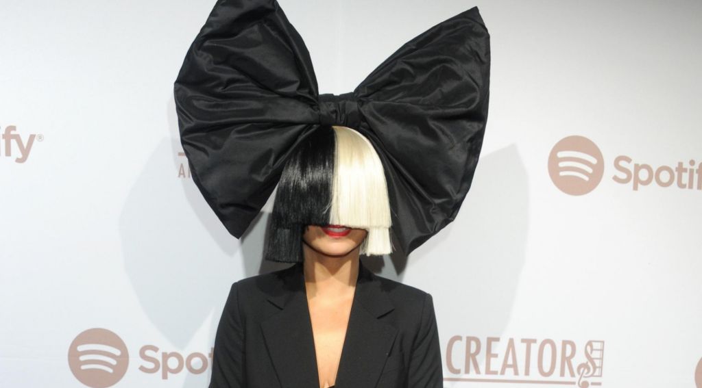 Η Σία «πέταξε» την ασπρόμαυρη περούκα της